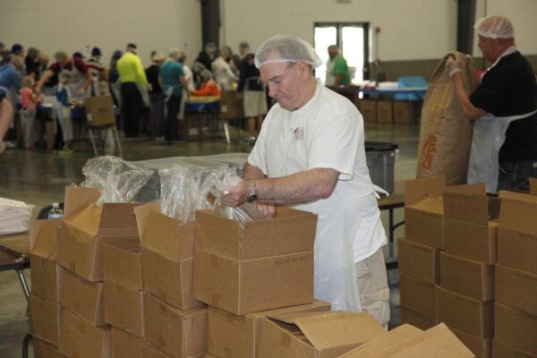 Hundreds of Medline Employees Come Together to Give Back, Supporting 30,000 in Lake County